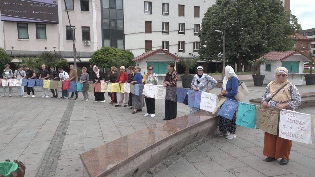 Mirno okupljanje u Tuzli: Glas majki Srebrenice i dalje odjekuje (VIDEO)