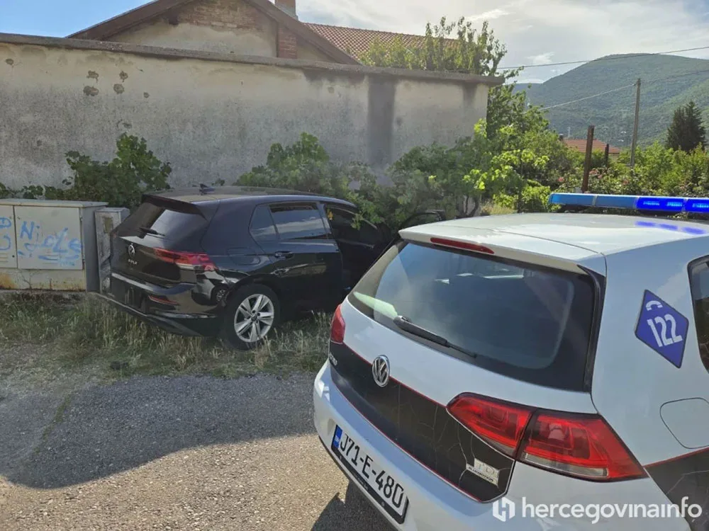 Potjera kod Mostara: Odbio se zaustaviti policiji, autom udario u zid kuće pa pobjegao