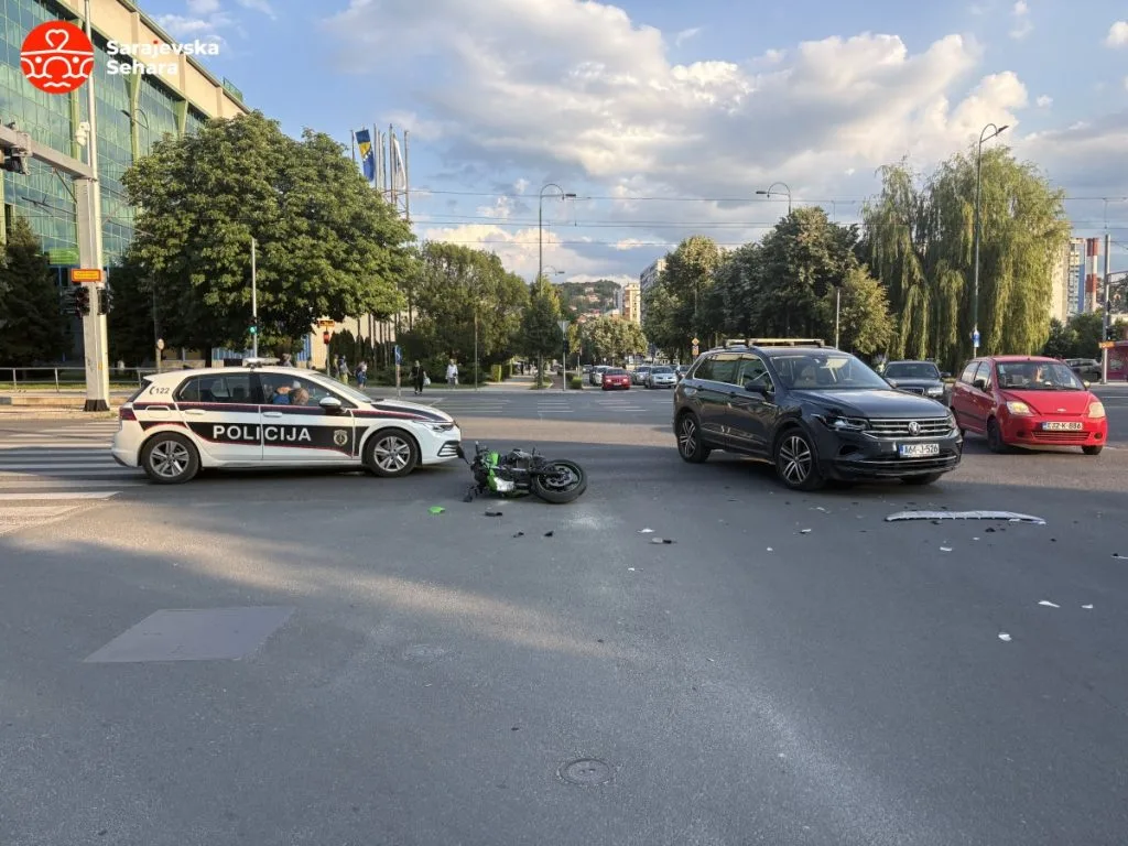 Foto/ Udes na Socijalnom: U sudaru automobila i motocikla povrijeđena jedna osoba