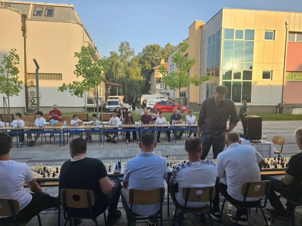 Šah izašao u grad: Velemajstor Alojzije Janković oduševio Vitez, Predrag Barišić ostvario pobjedu u simultanci