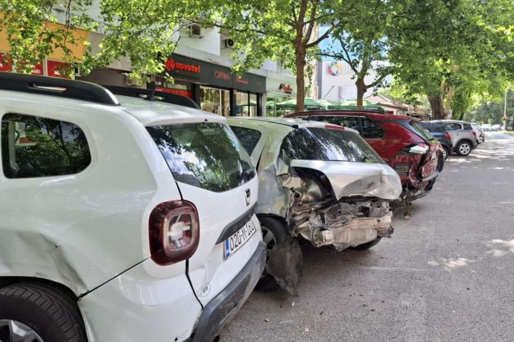 Detalji prometne u Mostaru: Jedna osoba ozlijeđena u sudaru Mercedesa s 6 parkiranih vozila