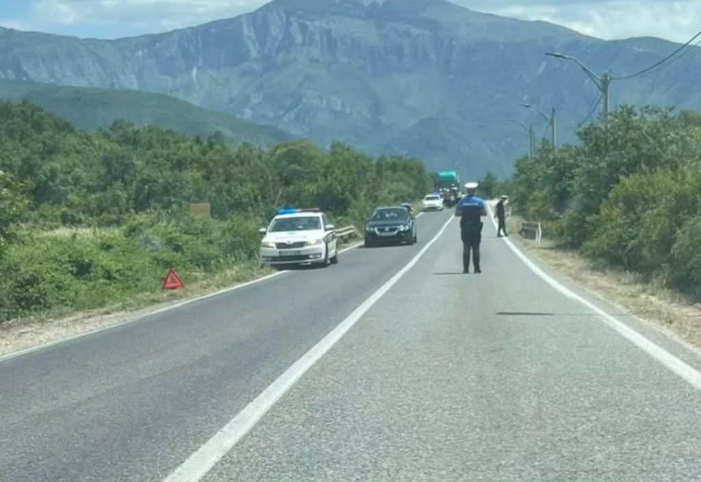 Dva automobila i motocikl u nesreći kod Mostara, jedna osoba ozlijeđena