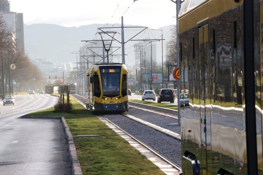 Incident u sarajevskom tramvaju: Verbalni okršaj dvoje putnika alarmirao policiju