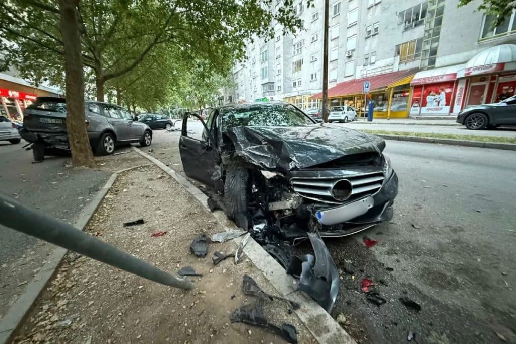Mostar: Mercedesom oštetio 6 automobila na parkingu
