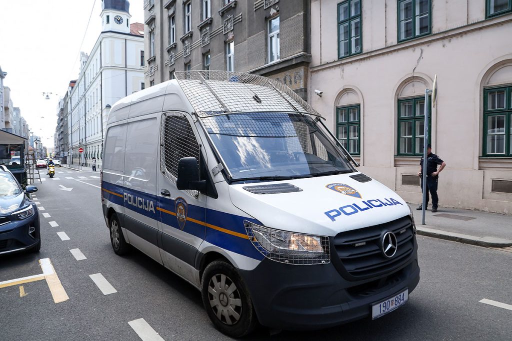 Muškarac iz BiH u kombiju krijumčario 51 osobu