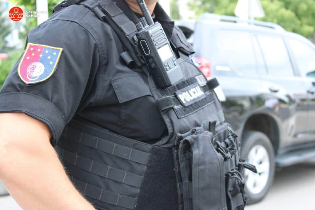 Pijana tridesettrogodišnjakinja na Ilidži fizički nasrnula na policajca i nanijela mu povrede