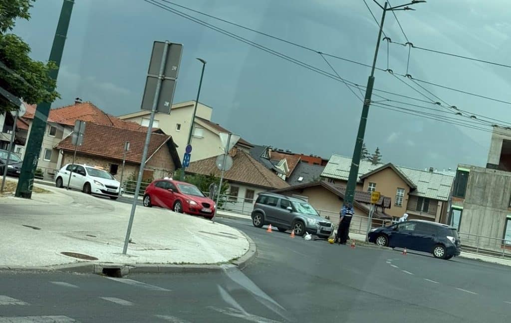 Saobraćajna nesreća na Mojmilu: Automobil udario vozača romobila na kružnom toku