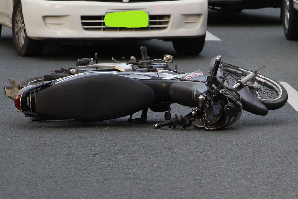 Suvozač na motociklu teško ozlijeđen u sudaru s Golfom i Passatom u Mostaru
