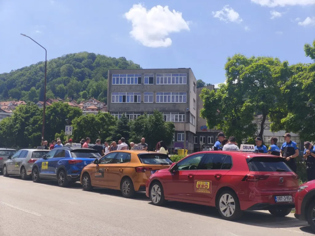 Autoškole u Tuzli najavile mirnu protestnu vožnju zbog novog softvera za obuku kandidata