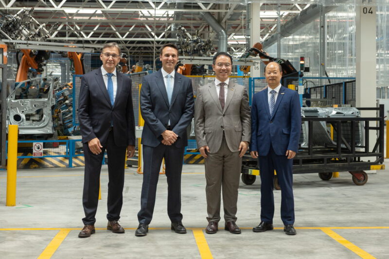 Predstavnici kompanija Geely Auto i Ford najavili zajedničku proizvodnju vozila u fabrici u Valenciji, Španija.