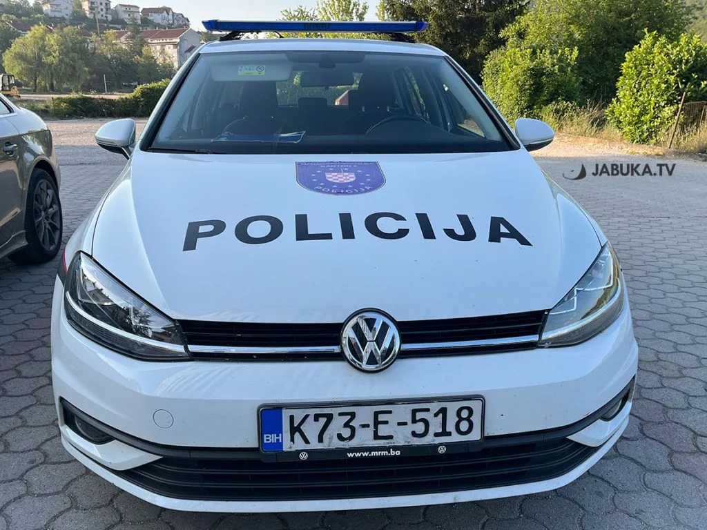 Grude: Vozačica i troje maloljetnika ozlijeđeni u sudaru s teretnjakom
