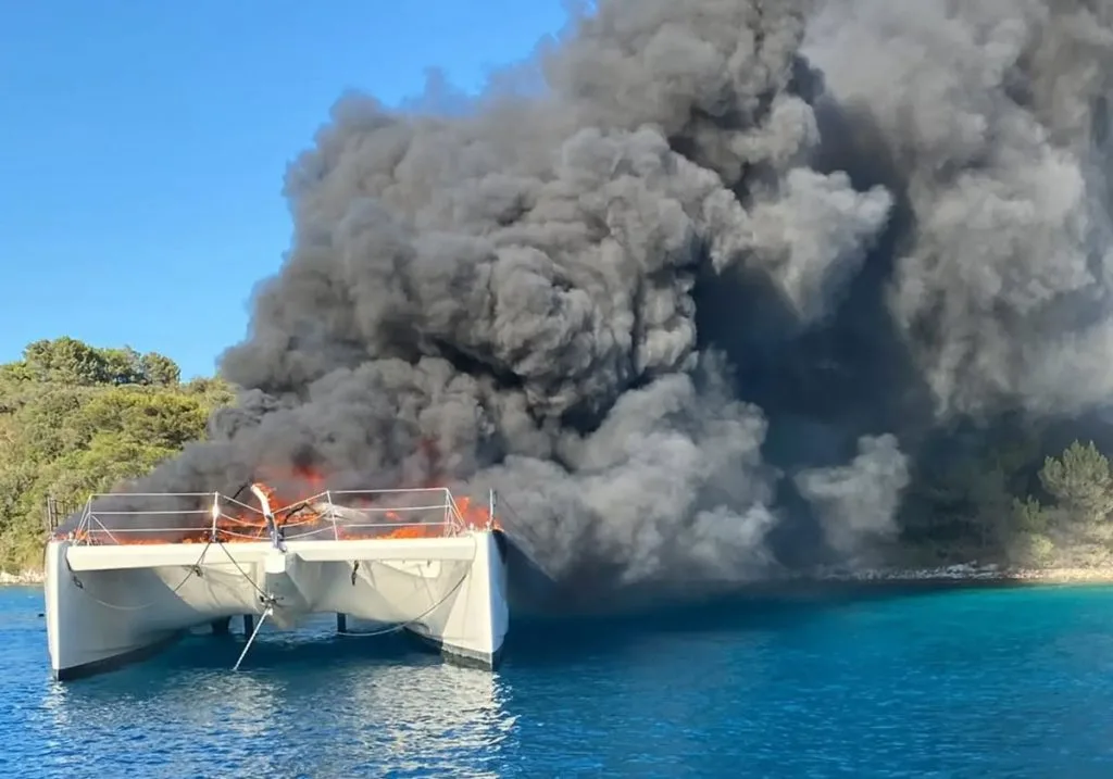 Hrvatska: Katamaran potpuno izgorio i potonuo na morsko dno