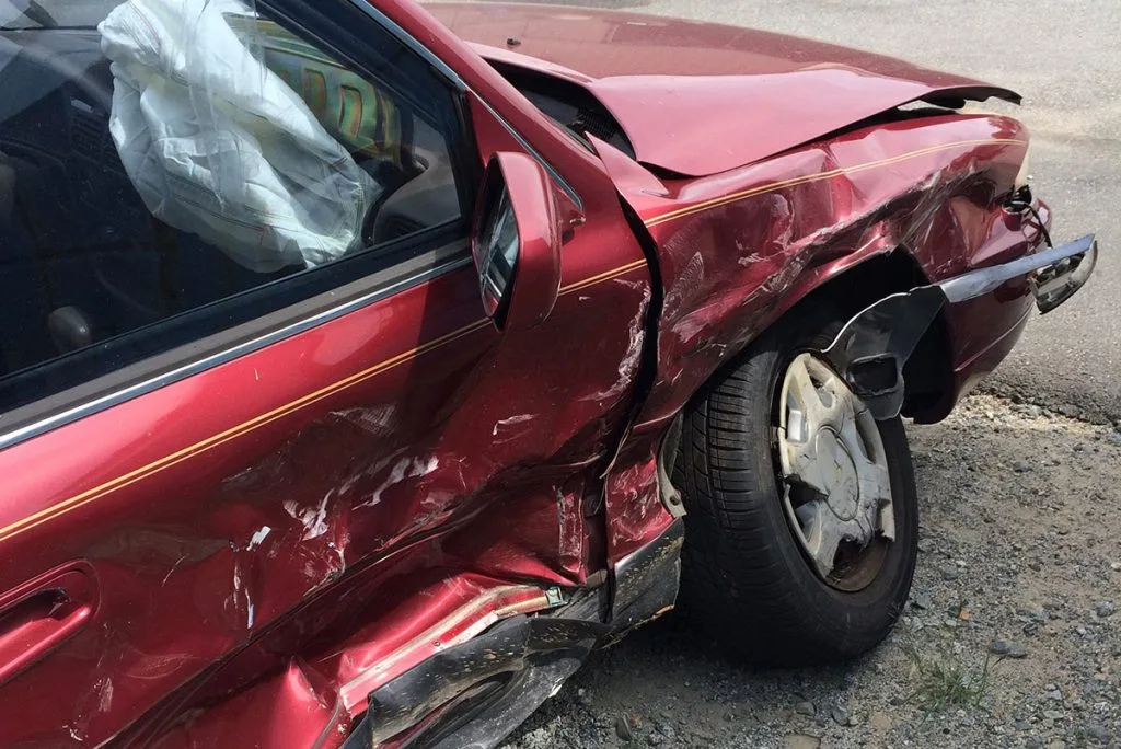 Kaos u Mostaru: Udario u pet parkiranih automobila, jedna osoba uhićena
