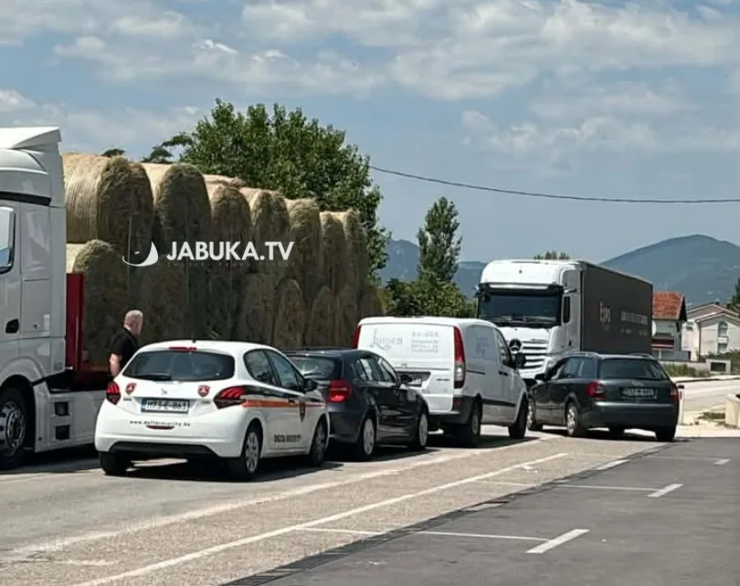 Lančani sudar triju vozila u Vitini: Promet usporen
