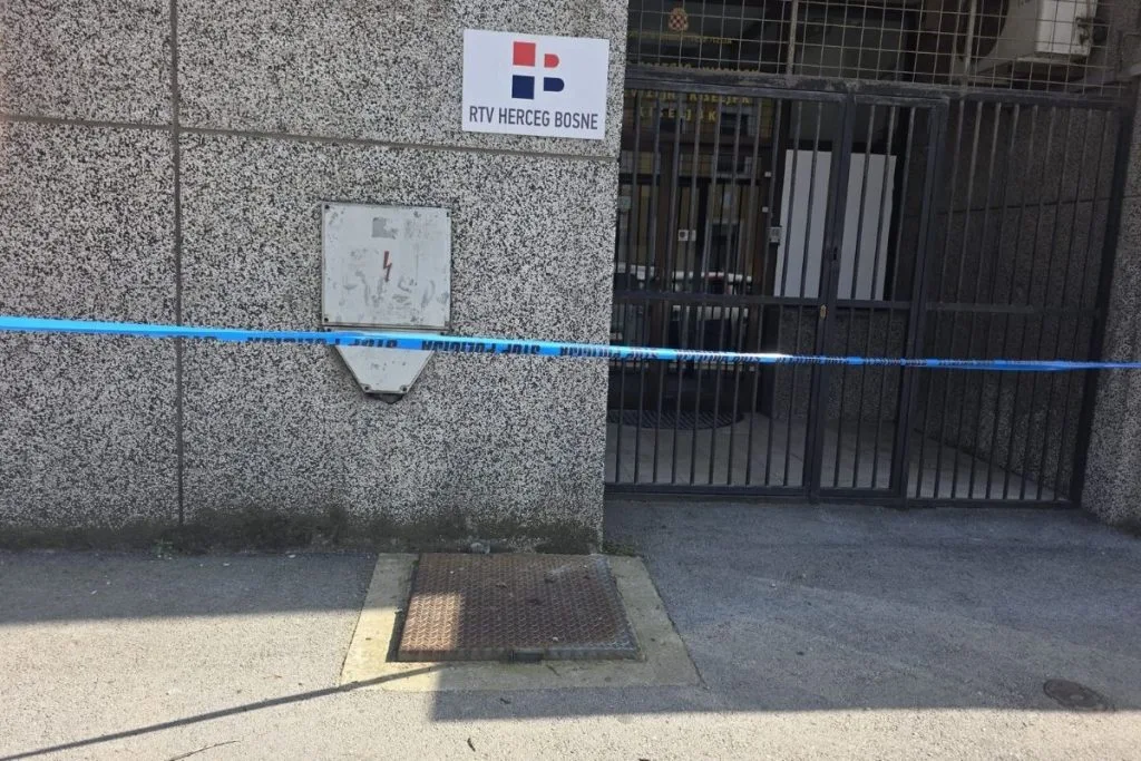 Maloljetnici pronašli ručnu bombu ispred ulaza u prostorije RTV-a Herceg-Bosne