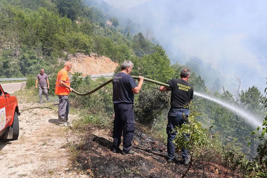 Požari i dalje aktivni kod Mostara i Konjica: Vatrogasci na terenu
