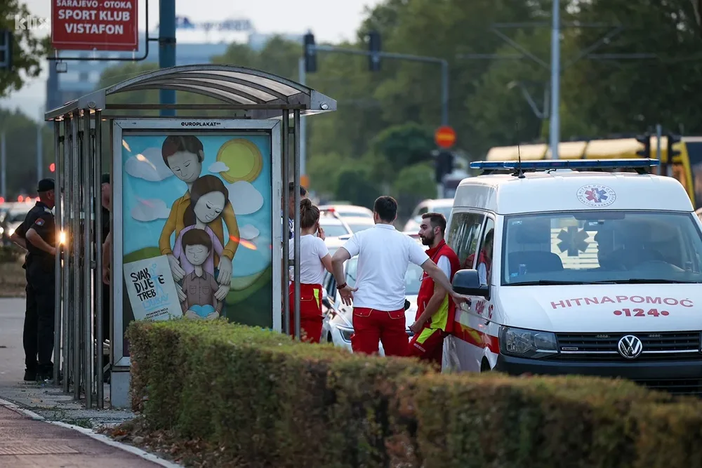 Reklamni bilbord pao na ženu, prevezena na kirurgiju