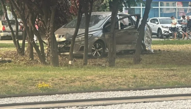 Teška saobraćajna nesreća na Čengić Vili: Povrijeđena jedna osoba, saobraćaj potpuno obustavljen