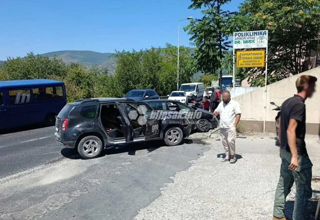 Teža prometna nesreća kod Mostara: U sudaru tri vozila četiri osobe završile u bolnici