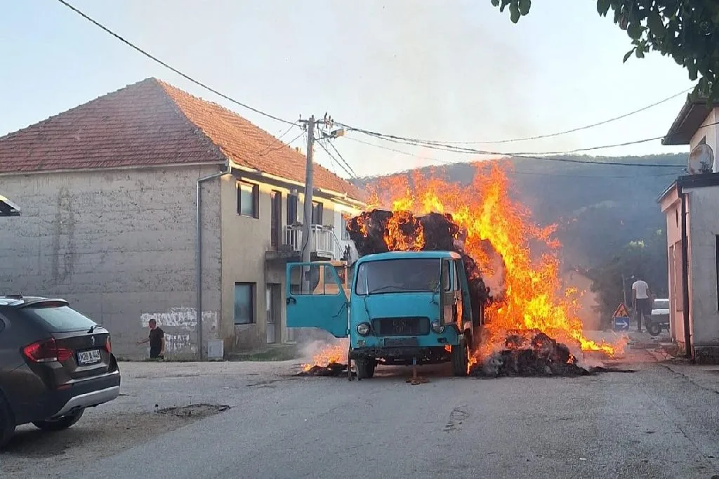 U Šujici izgorio kamion koji je prevozio bale sijena
