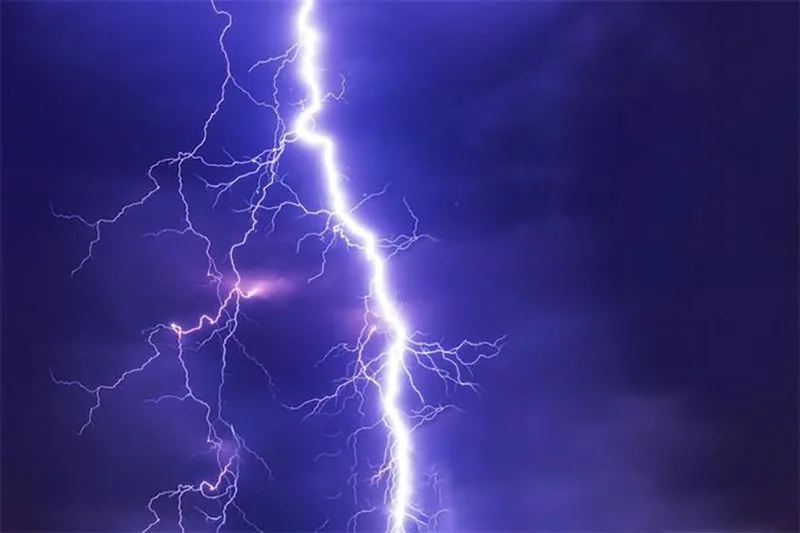 Užas na Krku: Ženu u kampu udario grom dok je nosila suncobran
