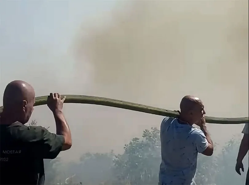Veliki požar na Rujištu, vatrogascima pomažu i mještani