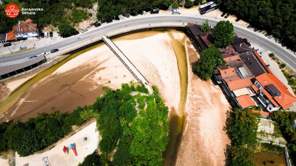 Video/ Šokantni kadrovi Bentbaše iz zraka: Miljacka gotovo potpuno presušila, nadležni pojasnili gdje je nestala voda