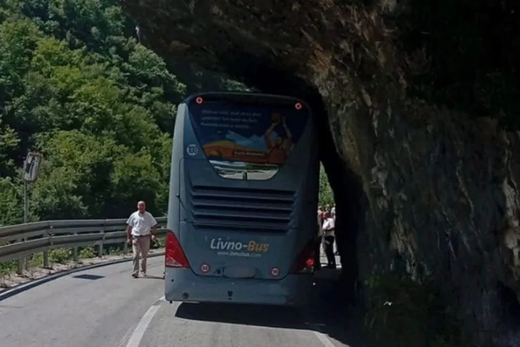 Autobus zaglavio u kanjonu na cesti Banja Luka – Jajce