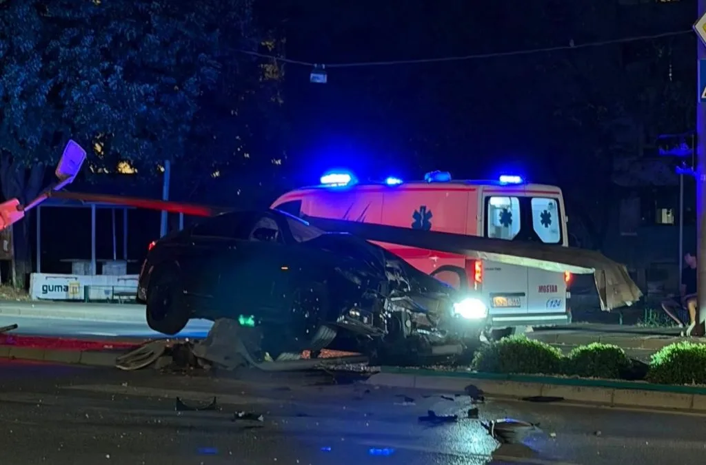 BMW srušio semafor i dva stupa u Mostaru: Dio Dubrovačke ostao bez rasvjete