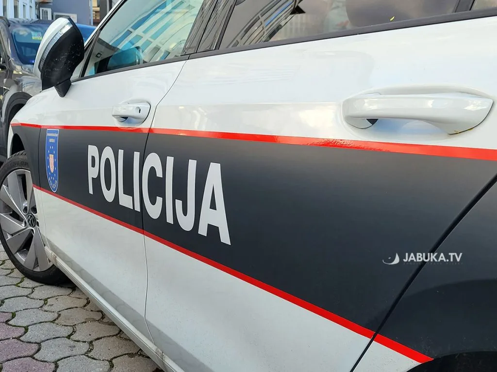 Dvije osobe ozlijeđene u sudaru triju vozila u Tihaljini
