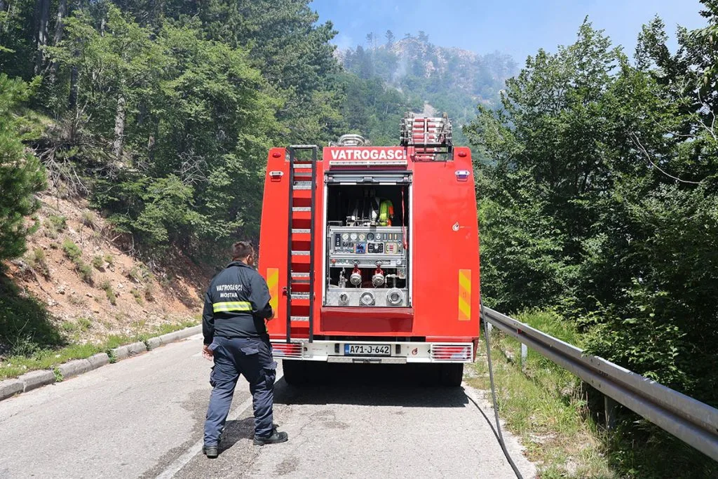 Gorjeli trava, otpad i kuća: Mostarski vatrogasci intervenirali i zbog zmije