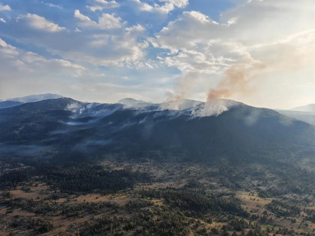 Helikopter OS BiH izbacio 17 tona vode na požarište kod Bosanskog Grahova i Nevesinja