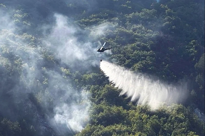 Obustavljen angažman helikoptera Oružanih snaga BiH na požarištu kod Jajca zbog minski sumnjivog područja