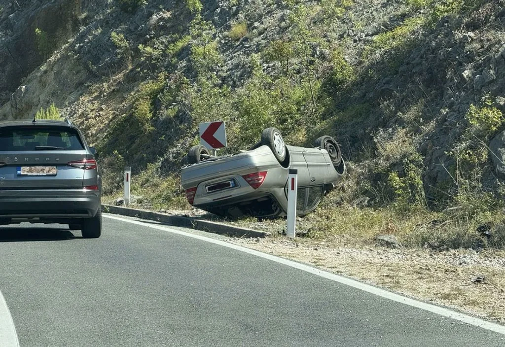 Osoba ozlijeđena u prevrtanju Mercedesa na Žovnici