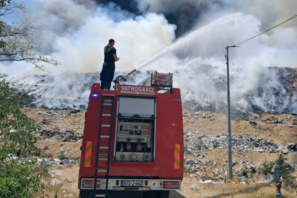 Požar na Uborku i dalje aktivan: Vatrogasci nastavljaju s gašenjem