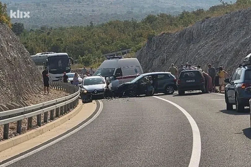 Sudar triju vozila na cesti Stolac – Neum, ima ozlijeđenih osoba