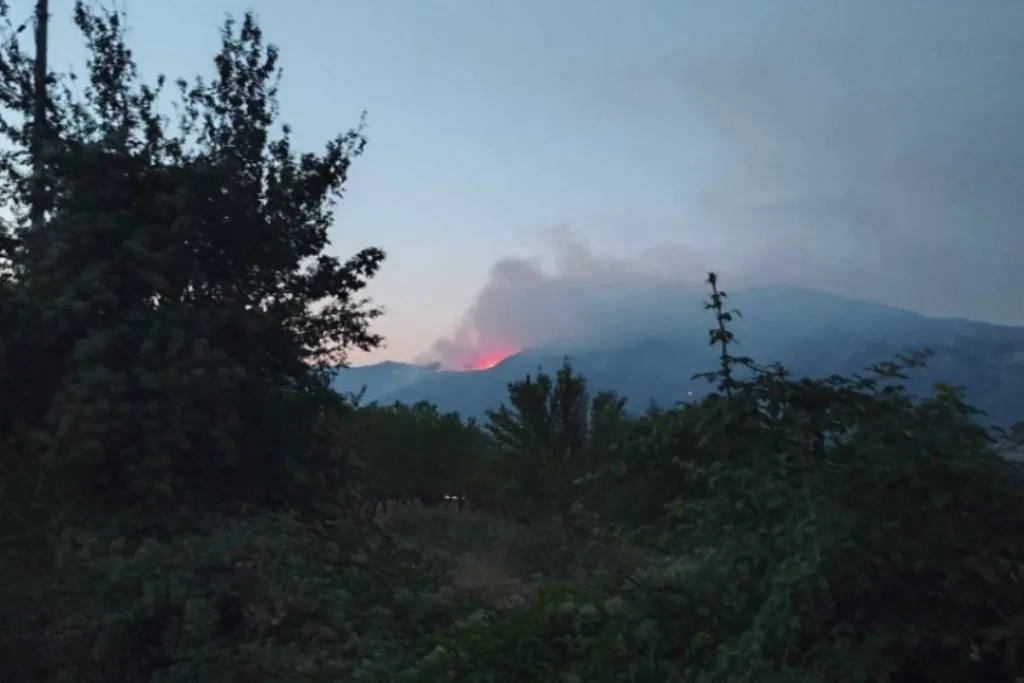Teška situacija u HBŽ-u: Požar prešao u Hrvatsku, vatrogasci iscrpljeni – nema Air Tractora