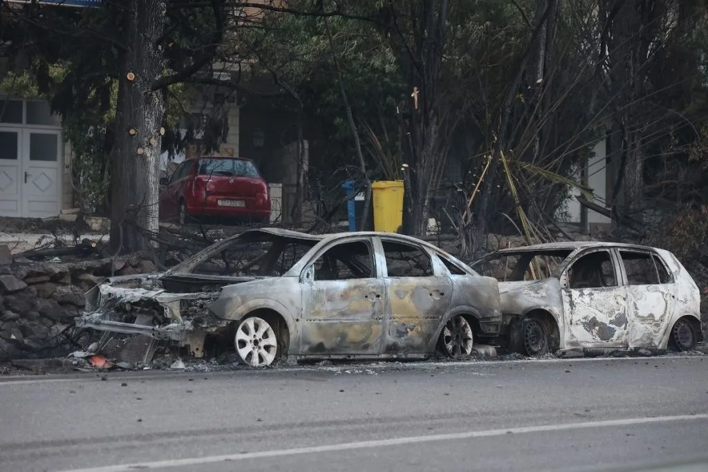 U požaru kod Omiša ozlijeđeno 36 osoba – 7 životno ugroženih: Izgorjele kuće i automobili