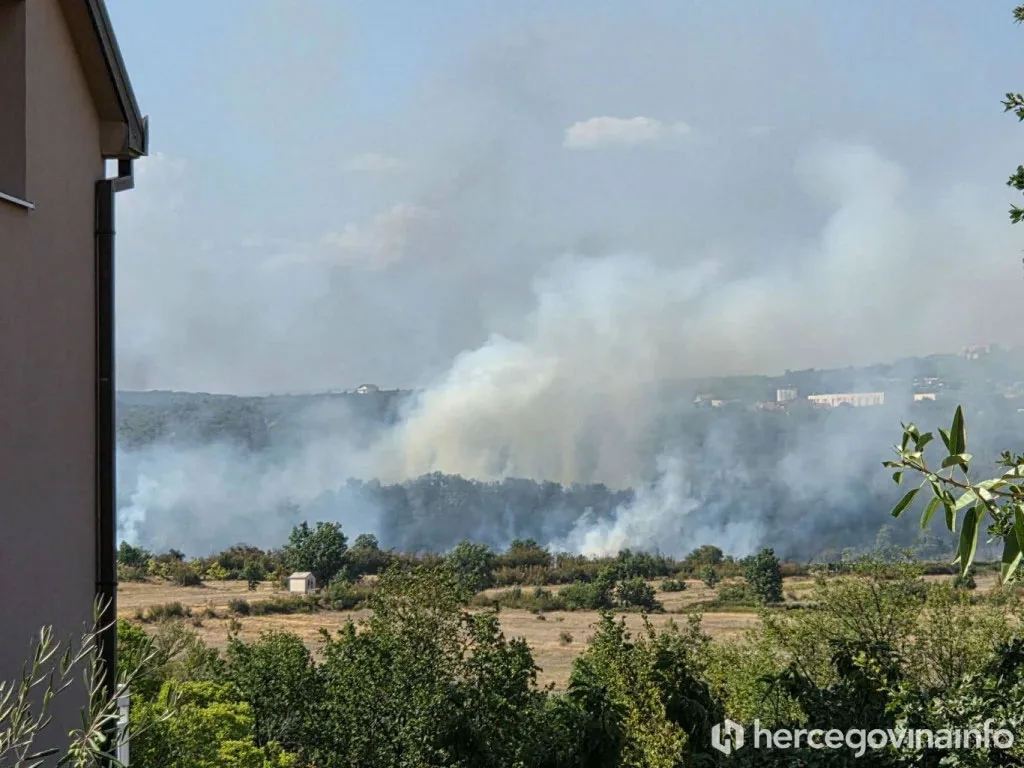 Veći požar kod Čitluka, vatrogascima stigla pomoć iz zraka