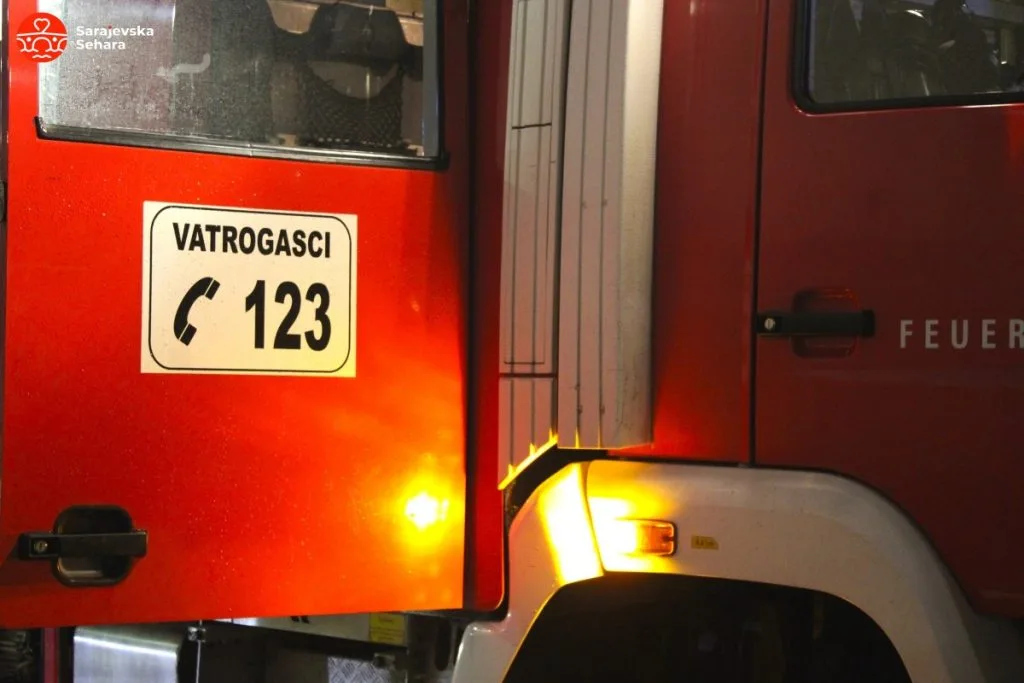 Veliki požar “progutao” stan u naselju Hrasno, tri policijska službenika lakše povrijeđena