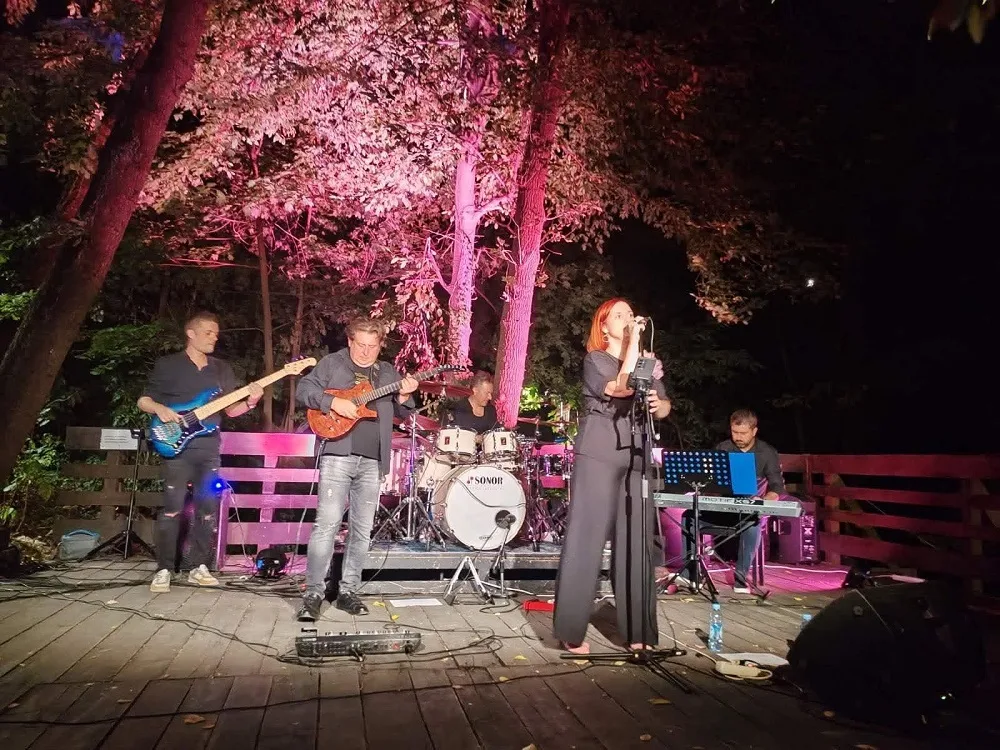 Revijalni orkestar BKC TK oduševio publiku na Ilinčici: Bezvremenski hitovi pod otvorenim nebom