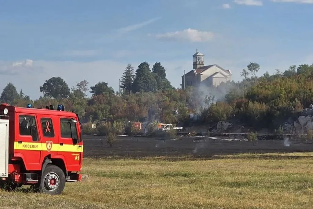 Požar kod Širokog Brijega zaprijetio kućama i crkvi: Air Tractor preusmjeren u Grude