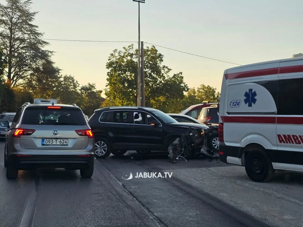 Detalji prometne nesreće u Širokom Brijegu: Ozlijeđena vozačica, oštećena tri vozila