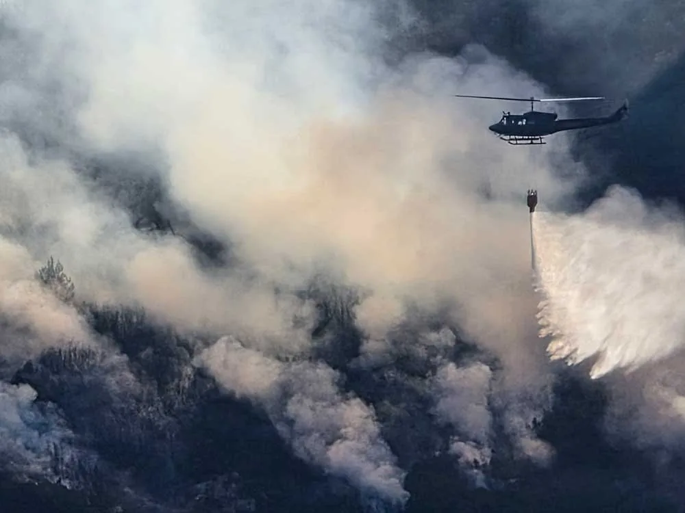 Helikopter OS BiH drugi dan u akciji gašenja požara na Čvrsnici