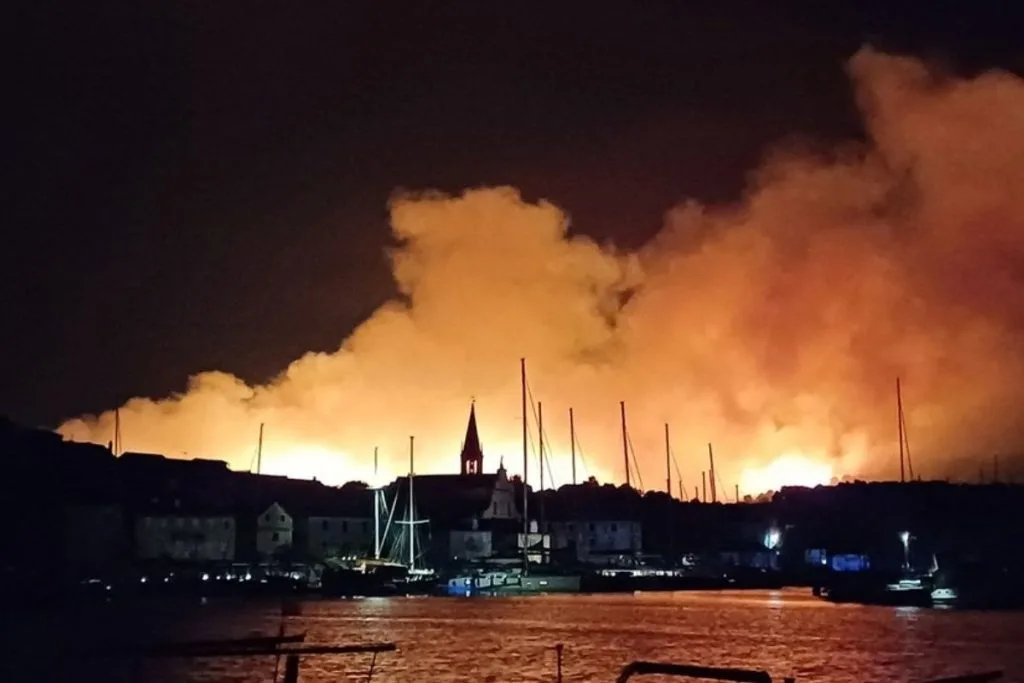 “Jako teška noć je bila”: Vatrogasci na Braču branili kuće, 200 evakuiranih – ima nezadovoljnih