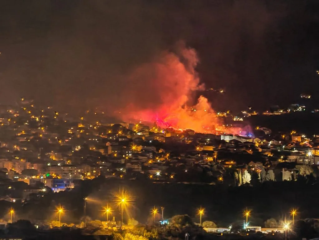Požar iznad Solina: Vatra zaprijetila objektima, na teren izišlo stotinjak vatrogasaca