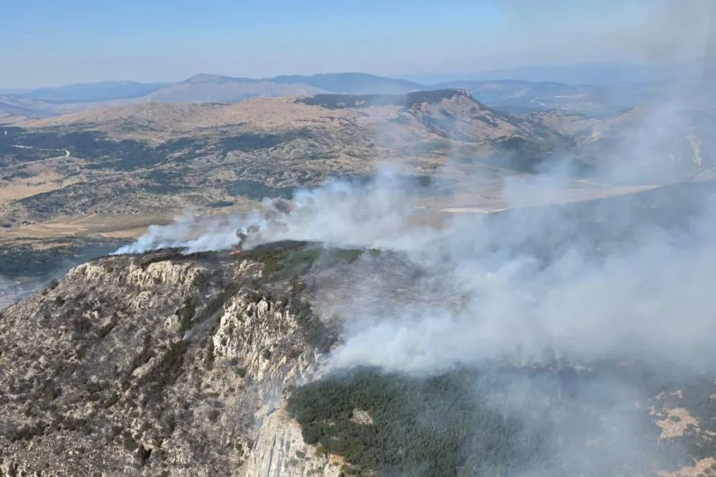 Požar na Čvrsnici i dalje se širi: Ponovno potrebni kanaderi i helikopter