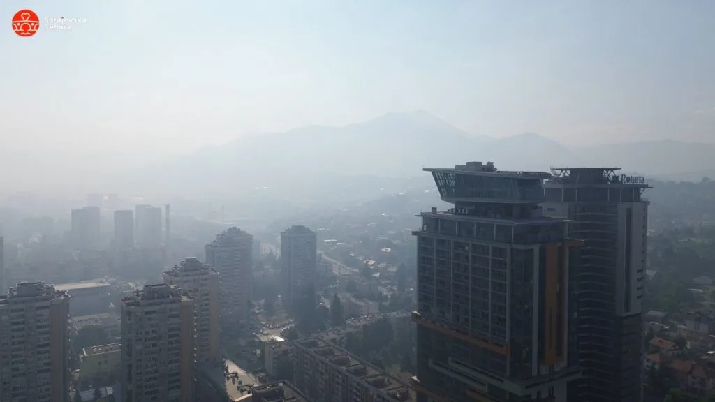 Sarajevo obavijeno dimom i zagađenjem: Vjetar donio dim sa požarišta oko glavnog grada