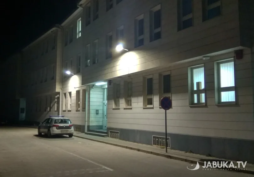 Široki Brijeg: Prijetio susjedima pa krampom oštetio automobil