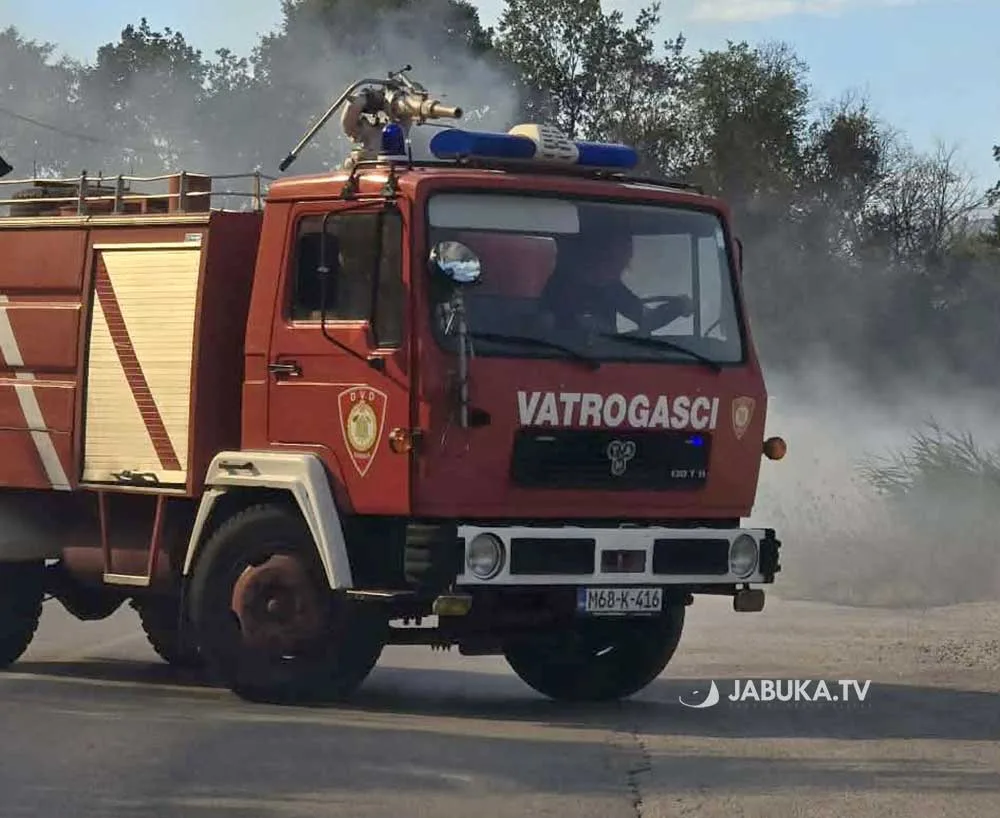 ŽZH: Vatra prijetila kućama, izgorjelo 3.000 četvornih metara